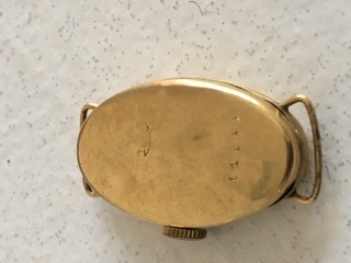 le poinçon 18K dans un ovale sur cette ancienne montre en or jaune signifie bien que le bijou est certifié OR 750 millièmes