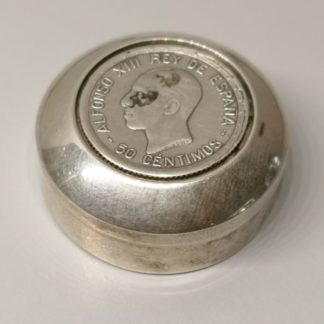 Boîte à pilule en argent de forme ronde. Boîte à pilule en argent et vermeil de forme ronde sertis d’une 50 centimes Alfonso XIII REY DE ESPANA. Poinçon d’importation 19ème