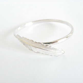 joli bracelet plume de cygne en argent massif 925/1000, le bijou est de taille ajustable et ce porte très bien au soirée, bracelet chic.