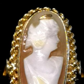 Bague de dame en or 18 carats serti d’un camée. Le camée, de forme ovale, représente une élégante couronnée avec diadème incrusté en or.