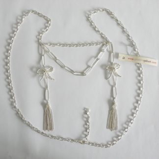 collier sautoir de créatrice fait de deux noeuds tréssés et ses pompons en argent blanc 925 le bijoux est entièrement fait à la main
