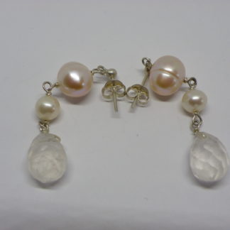 Pendante avec véritables cristal et perles blanc nacré, perles rosé naturel en argent massif 925 de la créatrice Géraldine Valluet joaillerie Paris
