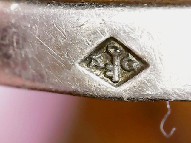 poiçon de maître pour le bijoutier joaillier AG avec la clef au centre dans le losange