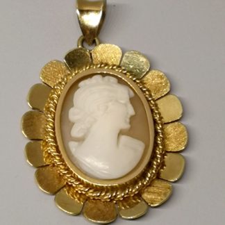 Pendentif camée tête de femme en or jaune 18 carats Pendentif en or jaune 18 carats serti d’un camée d’un portrait d’une dame élégante. poinçon 750/1000 (18 carats).