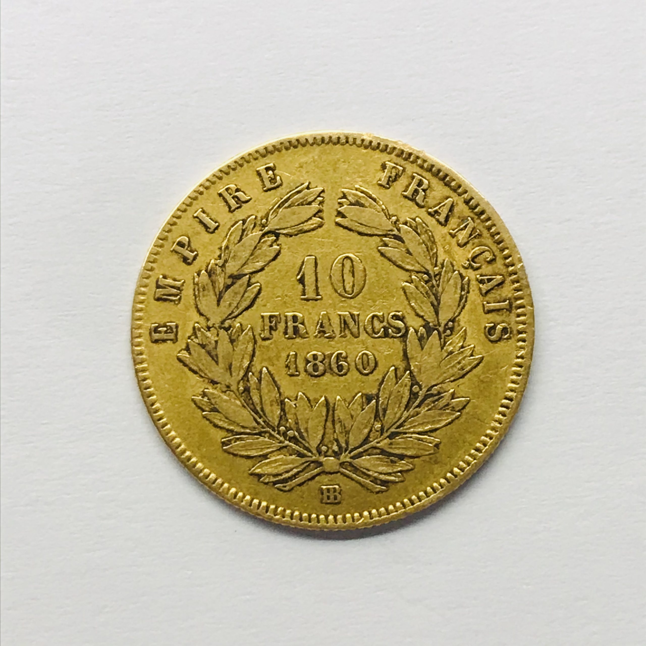 Revers de la Pièce de monnaie 10 Francs Napoléon III non tête Laurée, poids brut 3,23 grammes, poids fin 2,90 grammes, diamètre de 19 millimètres, épaisseur 0,8 millimètres, la est tranche striée et un titrage de 900 pour 1000