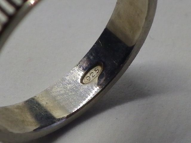 Poinçon d'importation 925 dans l'ovale, pour garantir le titrage à 92,5% d'argent pure dans l'ouvrage ou le bijoux