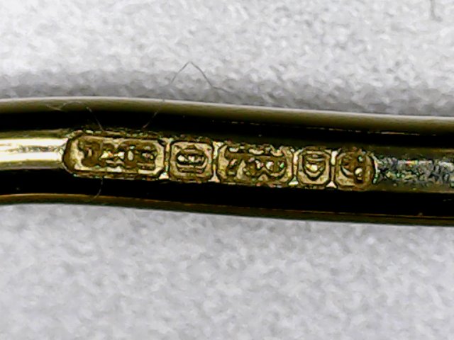 poinçon pour les bijoux en or de la célèbre marque Tifanny and CO les boucles d'oreilles en or 750 millièmes ou 18 carats