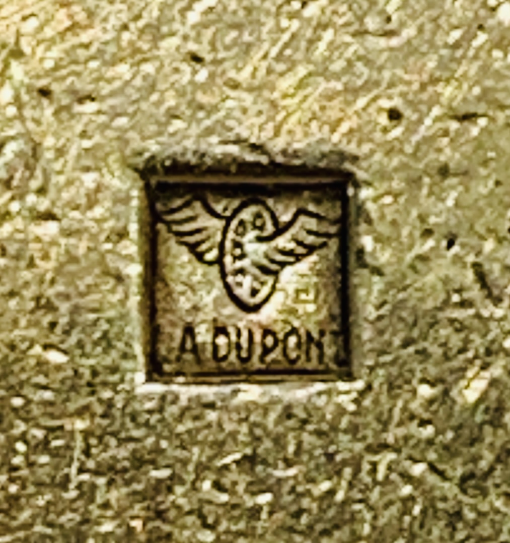 Le poinçon A Dupont survolé par la palette de peintre avec des ailes. Le poinçon est carré donc pas d’un titrage en or mais plutôt plaqué.
