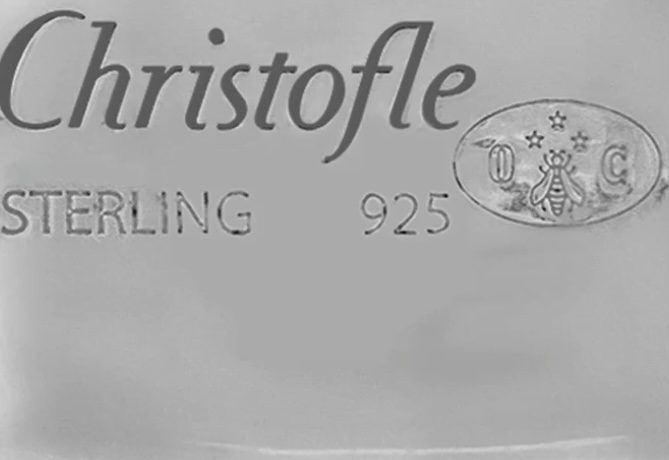 LE POINÇON D’ORFÈVRE  Ce poinçon est propre à chaque orfèvre. Encadré d’un losange, il comprend les initiales de l’orfèvre et un symbole choisi par lui.    Le premier poinçon de fabricant Christofle est enregistré à la Garantie de Paris en 1832. Il s’agit d’une baïonnette de fusil et des lettres CC. En 1853, le nouveau poinçon enregistré par la Maison représente une abeille surmontée de 3 étoiles encadrée des lettres CC, pour Christofle & Cie, puis OC pour Orfèvrerie Christofle.  Pour le vermeil, le poinçon de fabricant est accompagné d’un v.