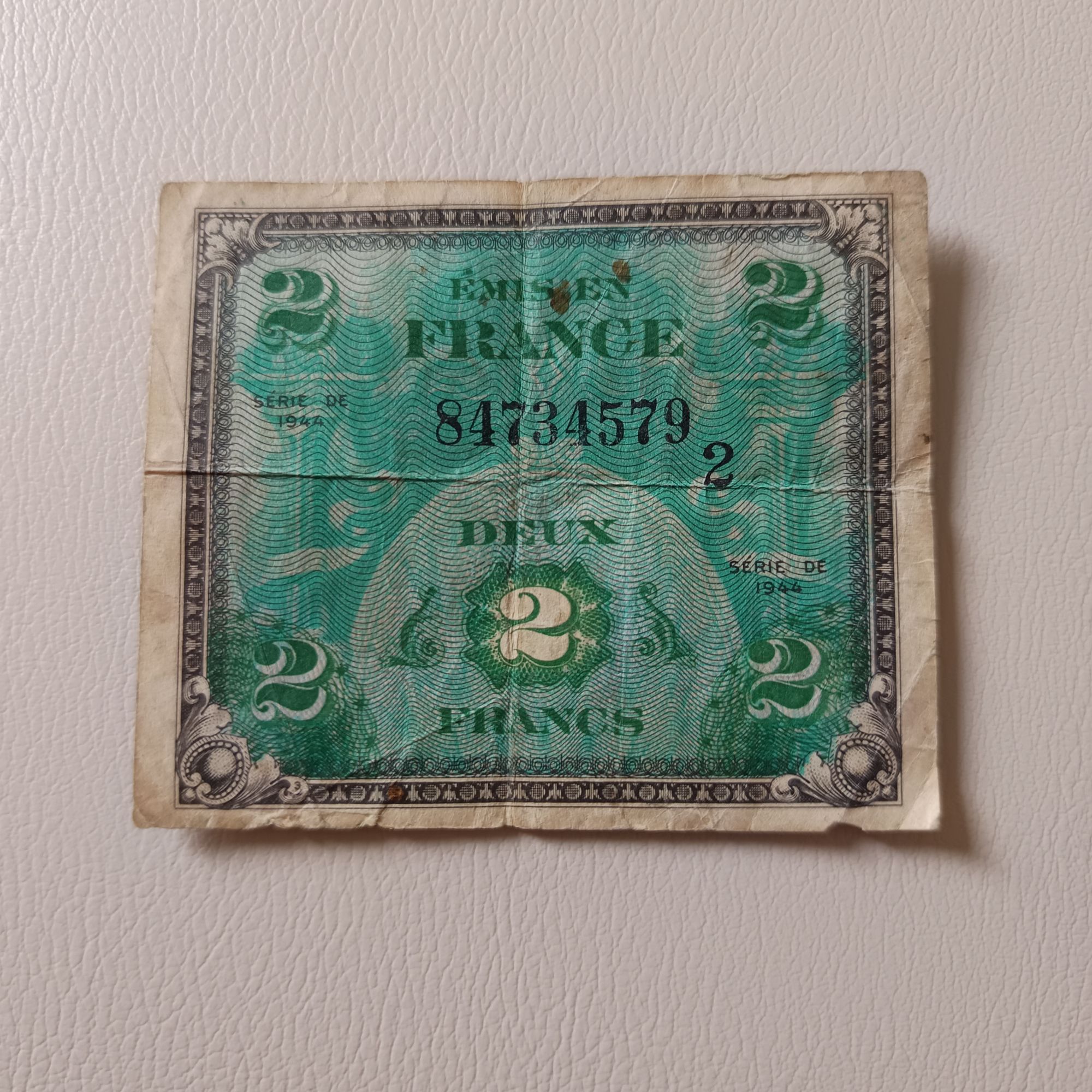 2 Francs DRAPEAU Format : 67 x 78 mm Emission : 06 juin 1944 Description avers : Valeur en vert sur fond vert Description revers : Drapeau français Filigrane : Sans Signatures : Sans Alphabet-Série : Série : Sans, 2 ou X, numéro à huit chiffres Graveur : Imprimé aux USA par Forbes Lith. Corp La première série des émissions américaines, avec le drapeau français au verso, a été émise dès 1944 lors du débarquement de Normandie. Pour tout ces billets la lettre X est une série de remplacement