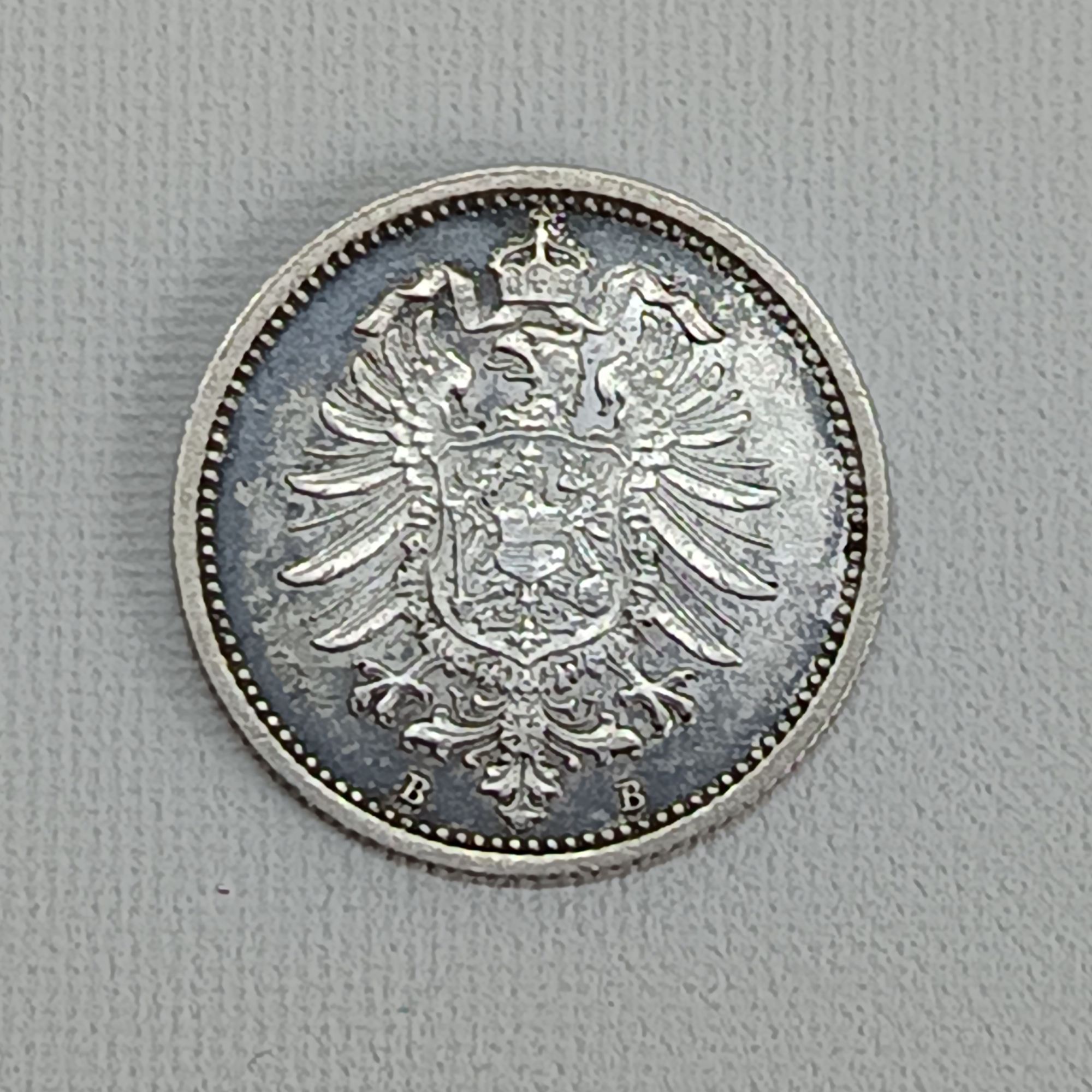 La 20 Pfennig 1874 B est une pièce de monnaie en argent de l'Empire allemand. Elle a été frappée à Hanovre, comme l'indique la marque d'atelier « B ». Ces pièces faisaient partie d'un système monétaire unifié pour l'Empire allemand, émises entre 1873 et 1877. Les pièces sont composées à 90 % d'argent et ont un poids de 1,111 grammes. La valeur d'une pièce spécifique dépend fortement de son état. Par exemple, une pièce en moins bon état (avec plus d'usure) peut ne valoir que quelques euros, tandis qu'un exemplaire non-circulé et en parfait état peut atteindre un prix nettement plus élevé lors d'une vente aux enchères.