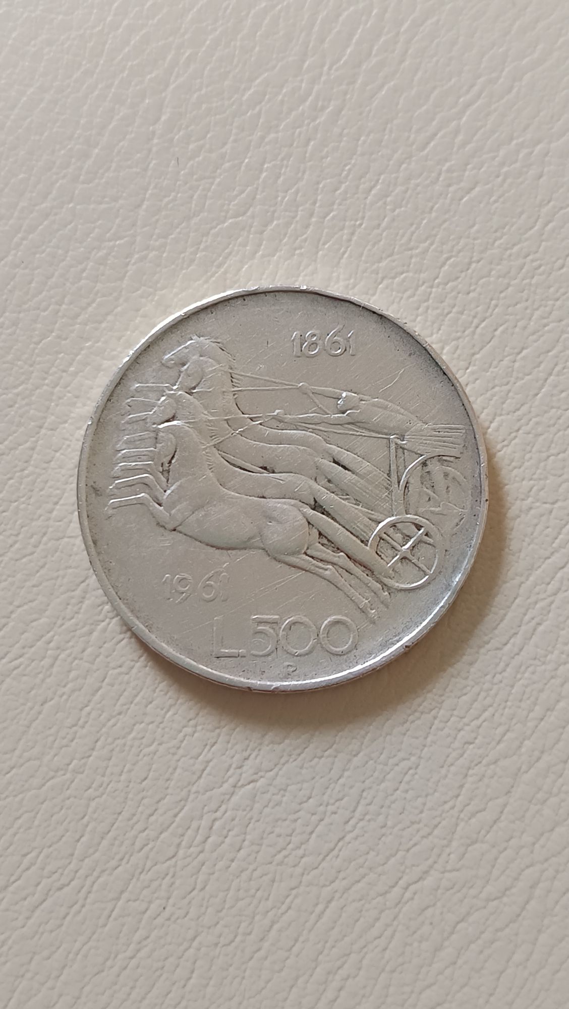 La pièce de 500 lires italienne de 1961 est une pièce commémorative en argent qui a été émise pour célébrer le centenaire de l'unification de l'Italie (1861-1961). Caractéristiques principales : * Année : 1961 * Métal : Argent (titre 835/1000) * Poids : 11 grammes * Diamètre : 29,3 mm * Avers : Représente une femme en habits de la Renaissance, entourée d'armoiries des 19 capitales régionales italiennes. * Revers : Montre une quadrige (char à quatre chevaux) avec la légende "REPVBBLICA ITALIANA". Valeur : La valeur d'une pièce de 500 lires de 1961 dépend fortement de son état de conservation. La plupart de ces pièces ont une valeur relativement modeste pour les collectionneurs, car elles ont été frappées en grand nombre (plus de 27 millions d'exemplaires). * En état "circulé" (usée) : Sa valeur est souvent proche de sa valeur en argent métal, soit quelques euros. * En état "fleur de coin" (FDC, non circulée) : La valeur peut être plus élevée, généralement entre 10 et 20 euros, et parfois plus pour les pièces dans un état de conservation exceptionnel. * Variantes et erreurs : Comme pour toutes les pièces, des erreurs de frappe ou des variantes peuvent faire monter considérablement la valeur. Une des variantes notables des 500 lires (pas spécifiquement de 1961, mais de la version "Caravelles" de la même période) est celle avec les drapeaux "contre le vent", dont la valeur est très élevée, mais la pièce de 1961 "Unité d'Italie" n'a pas de variante aussi spectaculaire. En résumé, si vous possédez une 500 lires de 1961, sa valeur la plus probable se situe dans la fourchette de 10 à 20 euros si elle est en très bon état. Pour une évaluation plus précise, il est toujours recommandé de consulter un numismate professionnel.