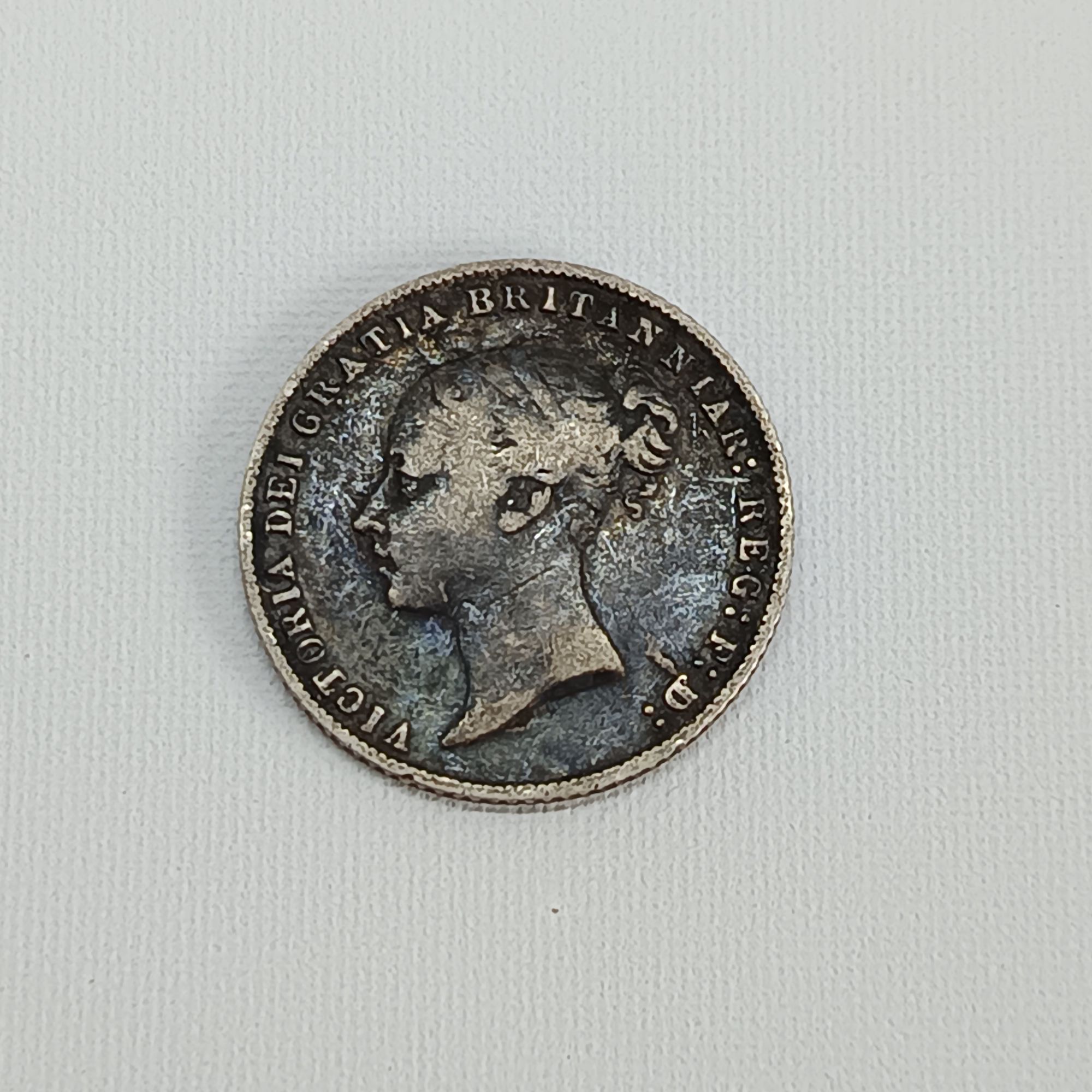 La pièce de six pence britannique de 1866, aussi appelée « tanner », présente un portrait de la reine Victoria. Voici les détails principaux de cette pièce : Détails de la pièce : * Monarque : Reine Victoria (premier portrait, émission "Jeune Tête") * Composition : Argent sterling .925 * Poids : Environ 2,83 grammes * Diamètre : Environ 19,3 mm * Revers : Une couronne de laurier qui entoure l'inscription "SIX PENCE" et la date "1866". * Numéros de coin : Beaucoup de ces pièces ont un petit "numéro de coin" situé au-dessus de la date, au revers. La présence et la valeur de ce numéro peuvent influencer la rareté et le prix de la pièce. Valeur : La valeur d'un six pence de 1866 peut varier considérablement en fonction de son état et d'éventuelles variétés, comme le numéro de coin. * État de circulation : Les pièces courantes en bon état à très bon état se trouvent à un prix relativement modeste. * Hautes qualités : Les pièces en très bon état (EF) ou non circulées sont beaucoup plus rares et peuvent valoir de quelques dizaines à plusieurs centaines de ivres, voire plus. * Variétés rares : Certains numéros de coin ou variations dans le lettrage sont extrêmement rares, ce qui peut faire augmenter la valeur de la pièce de manière significative.