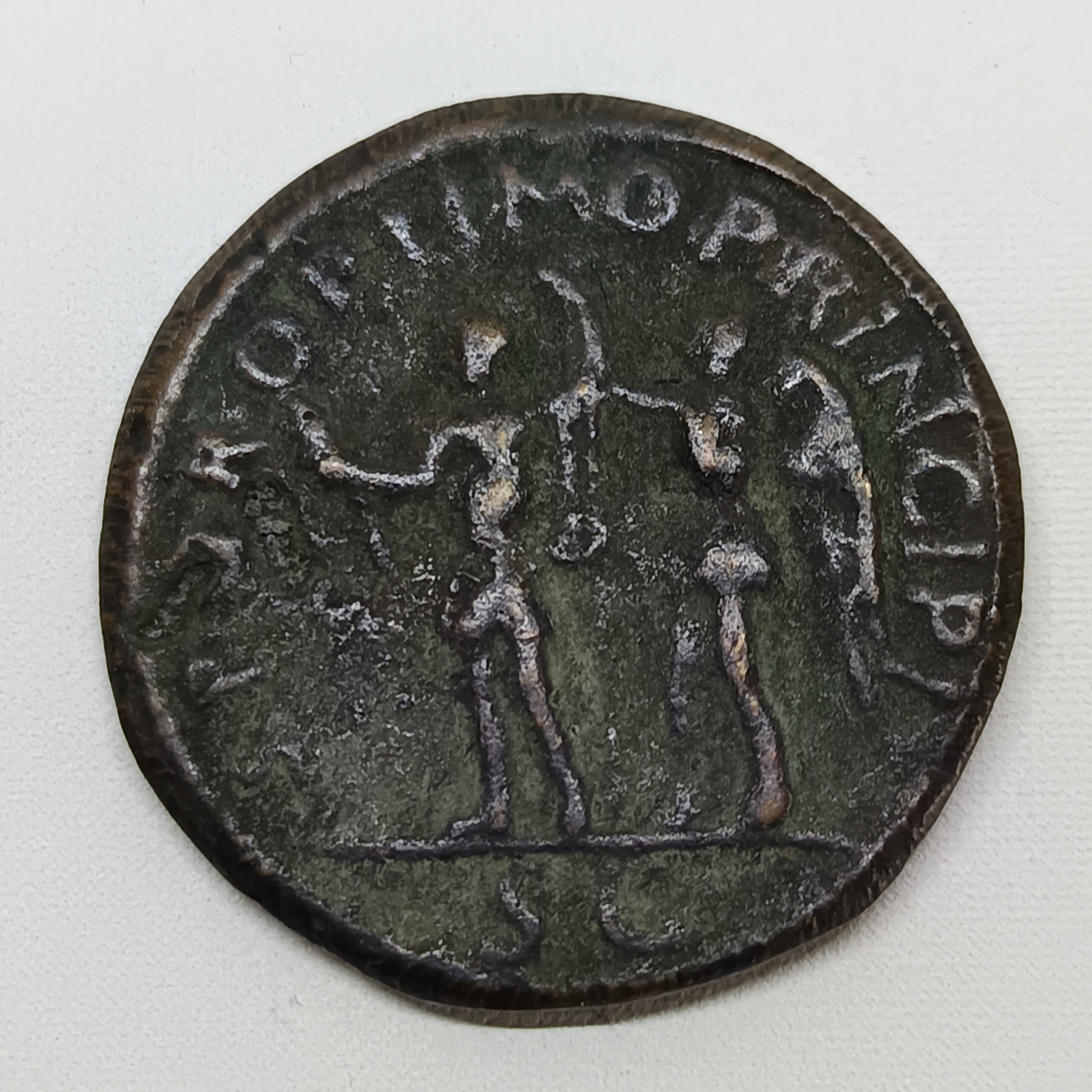 Sesterce - IMP CAESAR TRAINO HADRIANUS AVG - revers Caractéristiques Emetteur Rome › Empire romain (-27 à 395) Empereur Hadrien (Marcus Traianus) (98-117) Dates Composition Bronze Poids 22,8 g Diamètre 32,5 mm Buste de Trajan, lauré, drapé sur l'épaule gauche, à droite. Inscription : IMP CAESAR TRAIANO HADRIANUS AVG Revers Trajan, tête nue, en tenue militaire, debout à gauche, tenant de la main droite la foudre et de la gauche la lance verticale renversée, couronné par la Victoire, drapée, debout à gauche, tenant de la main gauche la palme dressée.Traduit automatiquement Écriture: Latin Inscription: S P Q R OPTIMO PRINCIPI S C Traduction: Senatus Populusque Romanus Optimo Principi. Senatus Consultum. Le sénat et le peuple romain pour le meilleur des princes. Décret du sénat.