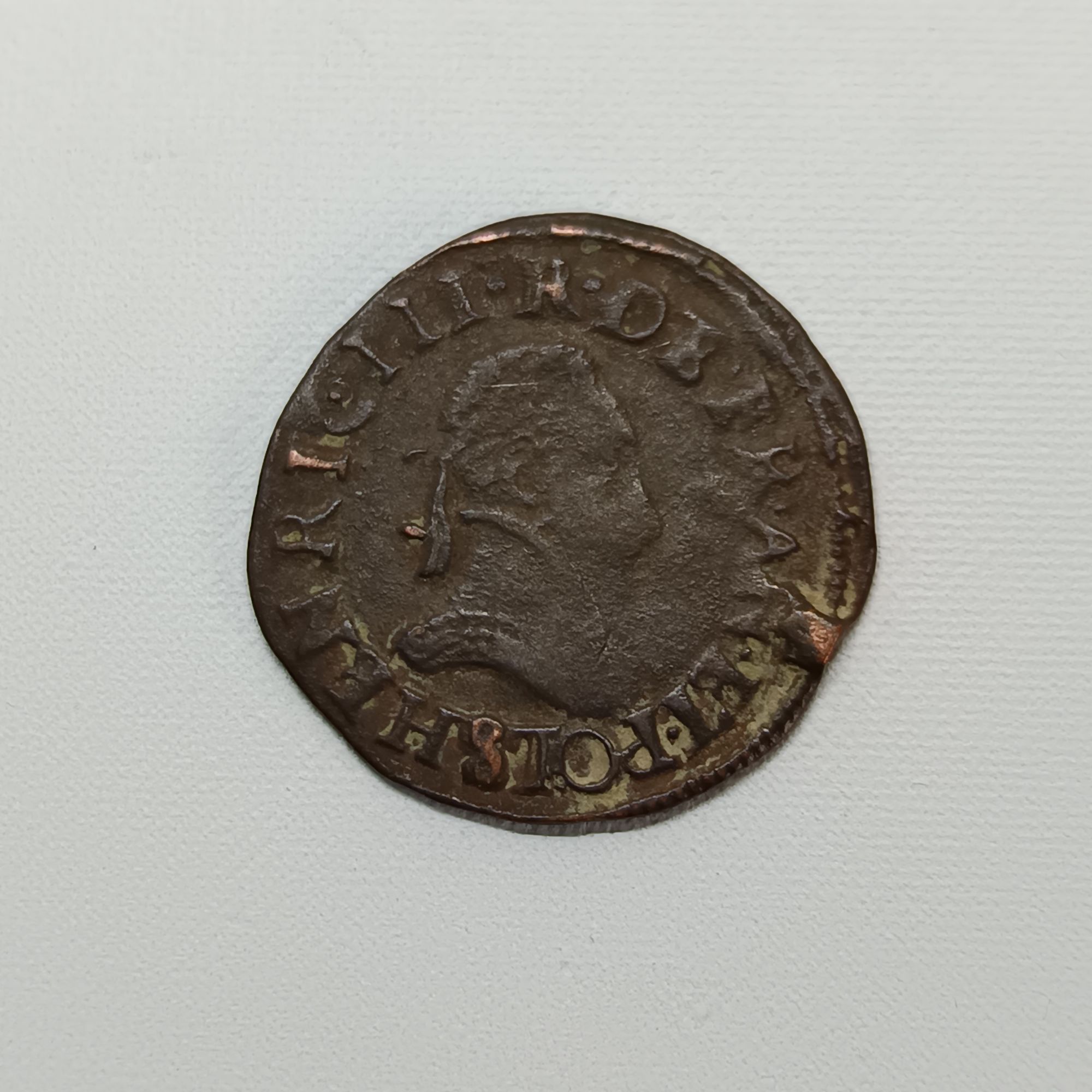 Le double tournois d'Henri III, type de Troyes, est une pièce de monnaie en cuivre frappée pendant le règne du roi de France Henri III (1574-1589) à l'atelier de Troyes. Ces pièces ont également été frappées sans date (n.d. pour non daté), ce qui est une caractéristique de ce type. Voici quelques détails clés sur cette pièce : * Régne: Henri III (1574-1589) * Dénomination: Double tournois (2 deniers) * Atelier de frappe: Troyes (différent "S") * Composition: Cuivre * Dates de frappe approximatives : * Exemplaires datés : 1578-1580 et 1585-1588 * Exemplaires non datés (n.d.) : Également de la période 1578-1580. * Avers: Buste lauré et cuirassé d'Henri III tourné vers la droite, avec un petit col plat. La légende commence généralement à 6 heures et se lit HENRI. III. R. DE. FRAN. ET. POL. (Henri III, roi de France et de Pologne). * Revers: Trois fleurs de lys, deux au-dessus et une en-dessous. La légende, souvent précédée d'une croix, se lit DOVBLE. TOVRNOIS suivie de la date et/ou de la marque d'atelier. Valeur : La valeur de cette pièce varie considérablement en fonction de son état de conservation. Un exemplaire bien conservé sera plus précieux qu'un exemplaire très usé. Les prix de ces pièces sont généralement modestes par rapport à d'autres monnaies royales françaises, mais leur valeur exacte ne peut être déterminée que par une évaluation professionnelle. Les exemples vendus en ligne se situent généralement dans une fourchette de 10 € à plus de 75 €, selon leur état et leur rareté.