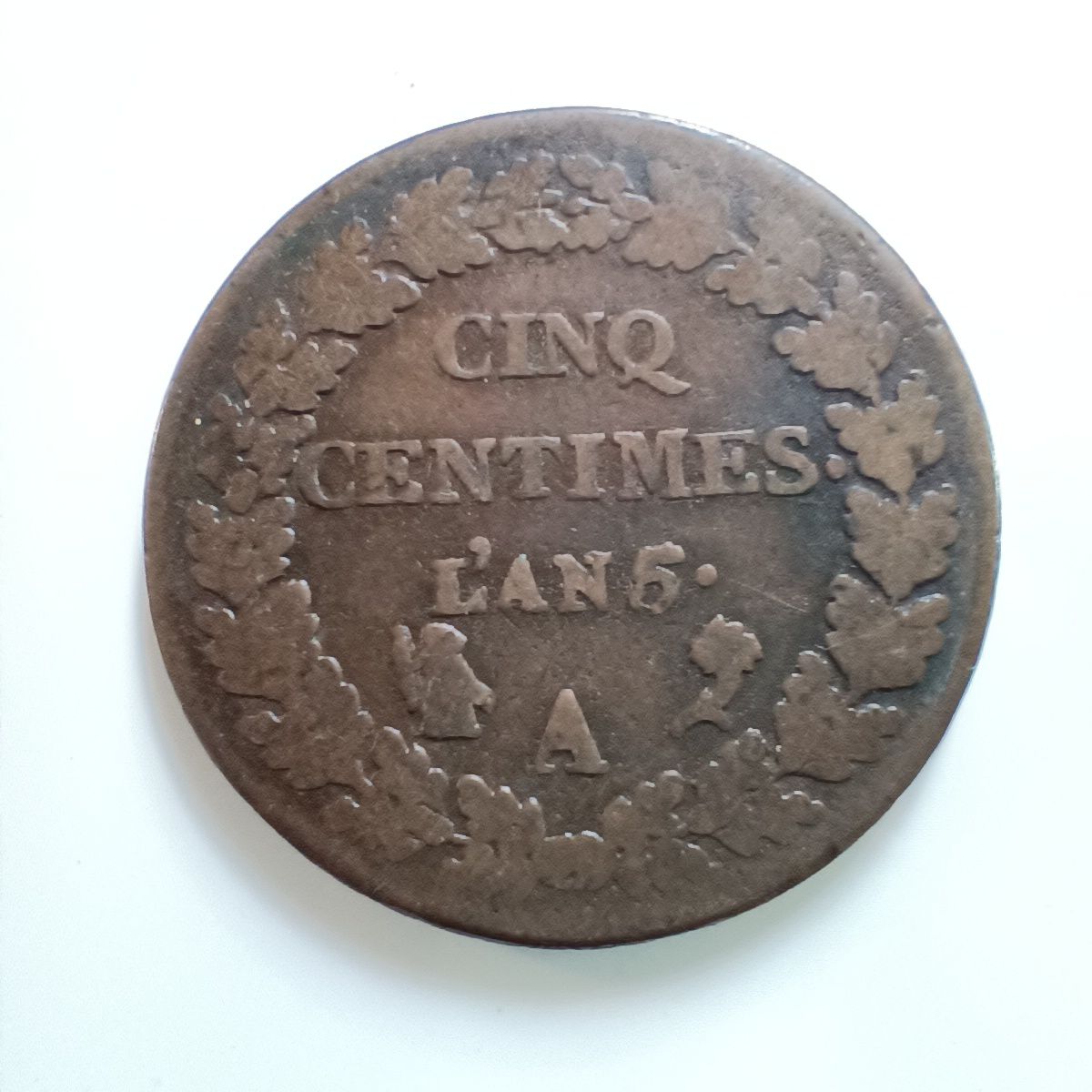 La pièce de 5 centimes Dupré de l'an 5 est une pièce en cuivre de la Première République française (1796). Elle pèse environ 10 grammes et a un diamètre de 28 mm. L'avers représente la République avec un bonnet phrygien, et le revers, la valeur nominale "CINQ CENTIMES" et l'année "L'AN 5" dans une couronne de chêne.