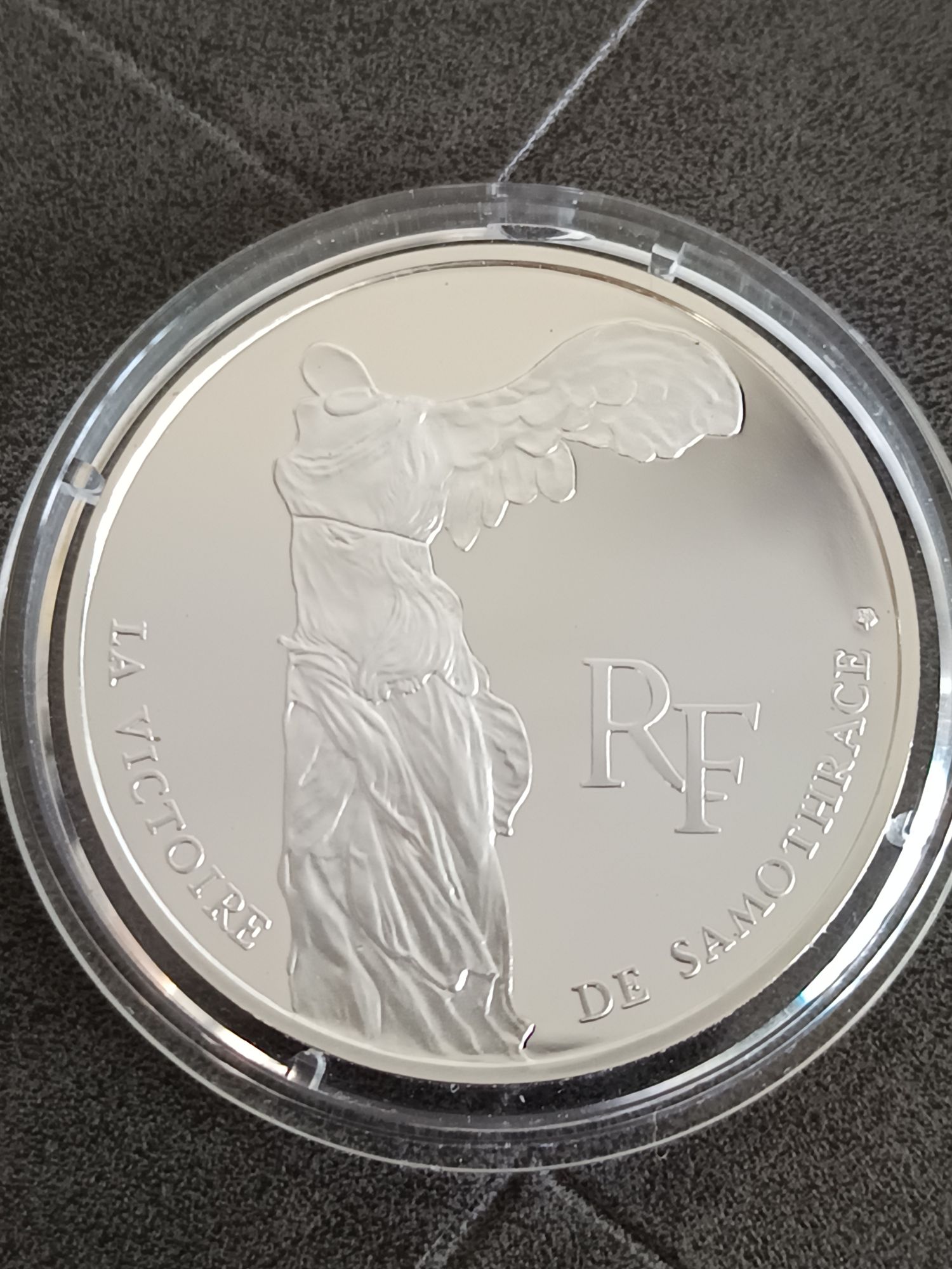 La Victoire de Samothrace est l'un des plus célèbres chefs-d'œuvre de la sculpture hellénistique. Voici les informations clés à son sujet : * Sujet : Elle représente Niké, la déesse grecque de la Victoire, sous la forme d'une figure ailée se posant sur une proue de navire. * Date : Elle date du début du IIᵉ siècle av. J.-C. (vers 190 av. J.-C.) et a probablement été commandée pour commémorer une victoire navale. * Matériau : Marbre de Paros. * Découverte : Elle a été découverte en 1863 sur l'île grecque de Samothrace (d'où son nom). La tête et les bras de la statue sont manquants. * Lieu d'exposition : Elle est exposée au musée du Louvre à Paris, où elle trône majestueusement en haut de l'escalier Daru. C'est une œuvre admirée pour l'extraordinaire dynamisme et le rendu du drapé, qui donne l'illusion que le tissu tourbillonne sous l'effet du vent marin.