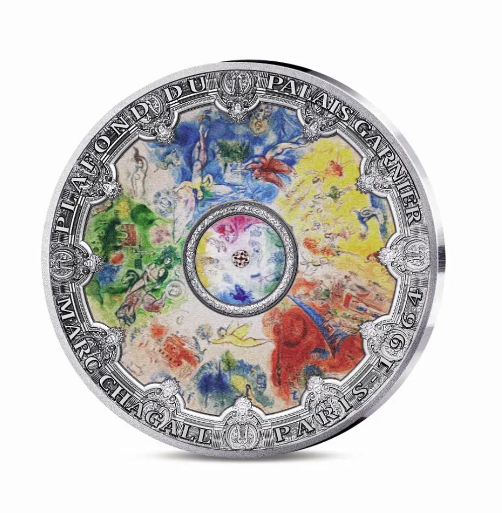 Sur la face de cette monnaie colorisée, on retrouve la fresque de Marc Chagall réalisée pour le plafond de la grande salle de l'opéra Garnier à la demande d'André Malraux et inaugurée en 1964. Le médaillon central qui figure sur la monnaie n'est habituellement pas visible des visiteurs du Palais Garnier, car il est caché par le grand lustre qui illumine la salle.