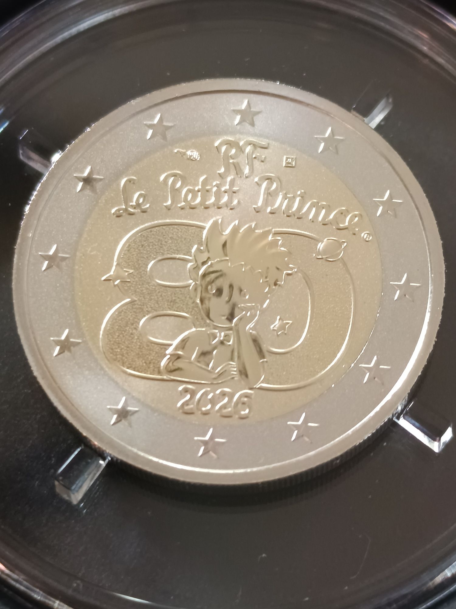 L'astéroïde B612 s'invite dans votre collection. 🌹 Découvrez cette pièce de 2 € commémorative d'exception célébrant l'œuvre intemporelle d'Antoine de Saint-Exupéry. Cette version se distingue par une finition prestigieuse en polissage inversé (Proof/Belle Épreuve), créant un contraste saisissant entre les reliefs mats et le fond brillant comme un miroir. Motif : Le Petit Prince debout sur sa planète, accompagné de la Rose et du Renard. Qualité : Polissage inversé haute définition. Édition : Tirage limité, livrée sous écrin officiel. Le petit plus : Un objet de collection rare qui allie poésie littéraire et savoir-faire numismatique français.